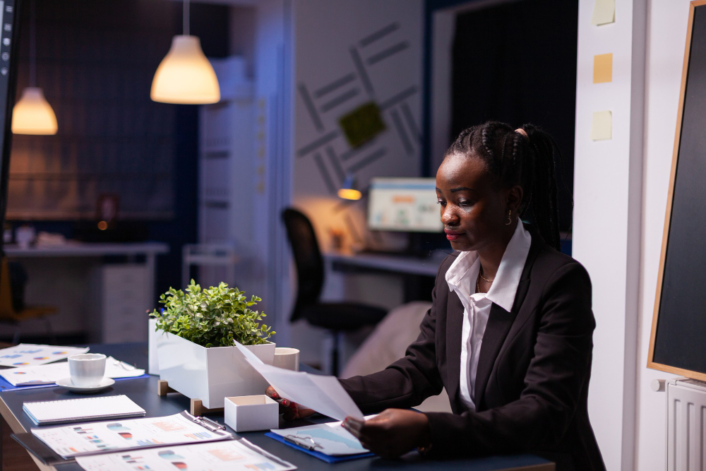 bourreau-travail-cible-jeune-femme-affaires-travaillant-presentation-graphiques-financiers-entreprise-tard-dans-nuit-dans-salle-reunion (1)